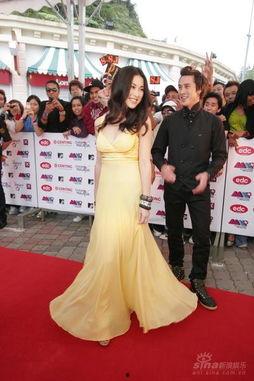 成人礼服化妆视频大全,视频大全带你变身优雅女神