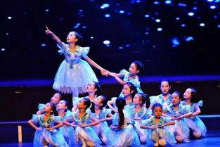 小朋友受邀跳成人舞视频,小朋友受邀跳成人舞，萌态可掬引网友热议